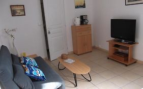 Studio en rez-de-chaussée avec marche